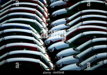 Eine Gruppe von Ford Ka Neuwagen stehen in Linien warten Versand aus Southampton Docks Hampshire England UK für den export Stockfoto