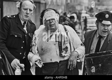 Ein Rechtsanwalt wird dazu beigetragen, Sicherheit nach die IRA Old Bailey am 8. März 1973 bombardiert Stockfoto