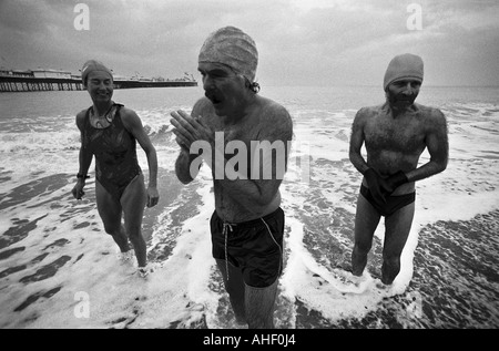 Britischen steifen Oberlippe durch drei Meer Badenden aus Brighton-Shiverers in das eisige Winterwetter demonstriert. Stockfoto