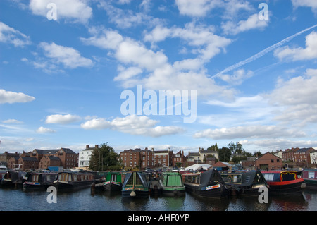 Narrowboats vertäut am Stourport Canal Basin, Worcestershire, England, Vereinigtes Königreich Stockfoto