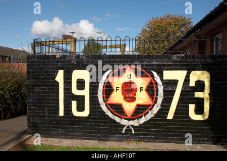 Loyalist Wandbilder im unteren Newtownards Straße Bereich der protestantischen East Belfast Nordirland. UFF, die rote Hand von Ulster-Symbol mit Stockfoto