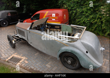 EIN TEIL RESTAURIERT OLDTIMER ROLLS-ROYCE 20 25 DROPHEAD COUPE PARKTE NEBEN EINEM ROYAL MAIL POSTMANS VAN UK Stockfoto