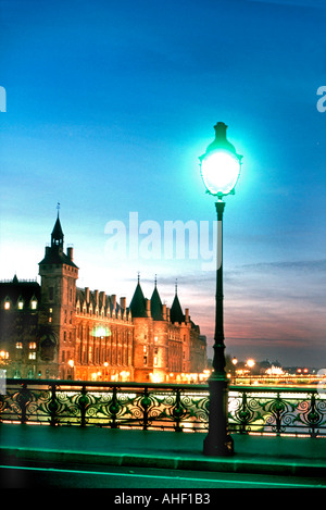 Paris, Frankreich, Französisch Monument "Pont Au Change" Brücke mit dem Gebäude Conciergerie, Straßenlaternen in der Nacht Stockfoto