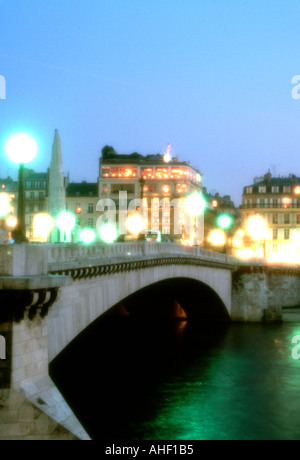 Romantische Aussicht, Paris, Frankreich, Ile Saint Louis mit Brücke Pont Marie "" nachts beleuchtet, Soft-Fokus Stockfoto