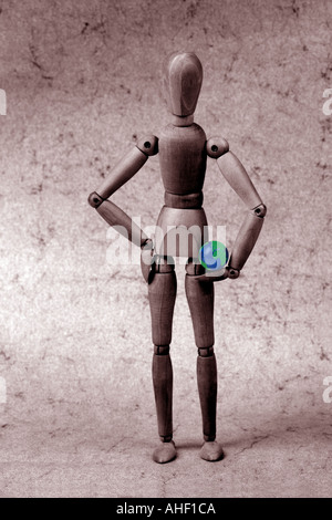 hölzerne Künstler Modell Figur trägt einen Globus Stockfoto