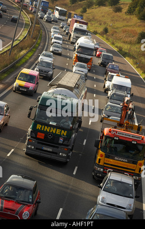 SCHWERE FEIERABENDVERKEHR QUEUE AUF AUTOBAHN Stockfoto