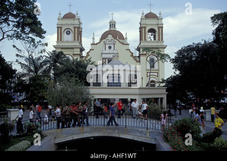 Menschen vor San Pedro Sula Kathedrale am Parque Central, San Pedro Sula, Honduras Stockfoto