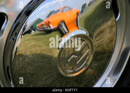 Reflexion von VW Karman in Radnabe des VW Käfers Stockfoto