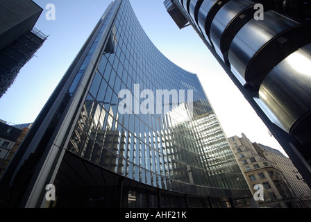 Reflexionen von der Lloyds Gebäude gesehen auf die Fassaden der neuen Willis Building Lime Street London Stockfoto