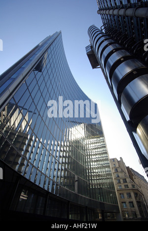 Reflexionen von der Lloyds Gebäude gesehen auf die Fassaden der neuen Willis Building Lime Street London Stockfoto