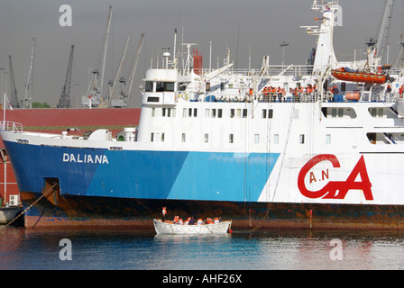 Fähre Thessaloniki port angelegtes Boot Daliana crew Praxis Notfall Evakuierungsübung abgesenkt Rettungsboot mit Menschen an Bord trägt Schwimmweste Griechenland Stockfoto