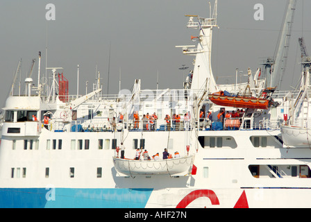 Thessaloniki Hafen vertäut Fähre crew üben Notevakuierung bohren Senken ein Rettungsboot mit Menschen an Bord trägt Schwimmweste Griechenland Stockfoto