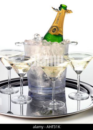 FLASCHE CHAMPAGNER UND GLÄSER AUF TABLETT Stockfoto