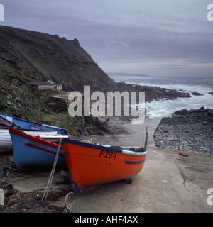 Boote bei Priesters Cove, Cape Cornwall, Cornwall, UK, an einem bewölkten Tag Stockfoto