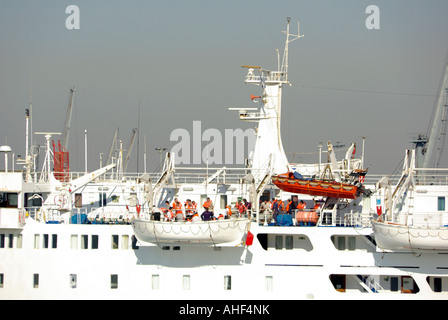 Thessaloniki Hafen vertäut Fähre crew üben Notevakuierung bohren Senken ein Rettungsboot mit Menschen an Bord Griechenland Stockfoto