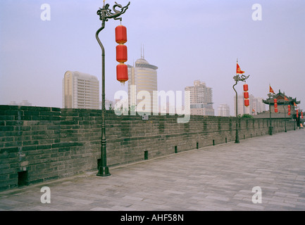 Große Städte der Welt reisen. Die Stadtmauer der alten Kaiserstadt Xian Provinz Shaanxi in China in Asien. Abenteuer Kultur Fernost Stockfoto