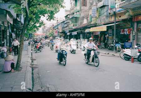 Eine Straße in der Altstadt von Hanoi in Vietnam in Fernost Indochina Südostasien. Leben Lebensstil Wanderlust Travel Stockfoto