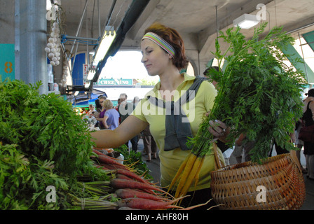 Frau shopping bei Jean Talon Market Montreal Quebec Kanada Stockfoto