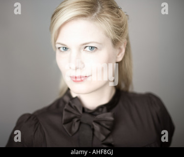 Ein Porträt einer jungen blonden Frau im Studio. Stockfoto