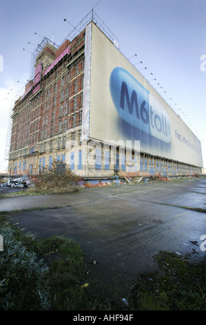 Das Fort Dunlop Gebäude in Birmingham UK. Es fällt in einer Werbung für die M6 Toll Road Stockfoto