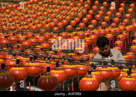 Ein Arbeiter Befestigung einer Laterne am Thean Hou Tempel in Kuala Lumpur, Malaysia vor dem chinesischen Neujahrsfest. Stockfoto