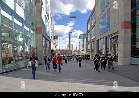 Aufnahme auf dem Fußgängerweg zwischen New Street und The Bull Ring, zeigt Diners & Shopper Stockfoto