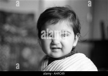 Ein 2 Jahres altes Mädchen Grimassen, die Kamera zu Hause. Stockfoto