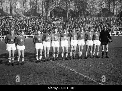 Fußball, Regionalliga West 1964/1965, Jahn-Stadion in Marl, TSV Marl-Hüls gegen Alemannia Aachen 0:1, Team-Foto, geschossen von Marl-Hüls, v.l.n.r.: Friedhelm Kraemer, Ewald Schoengen, Heribert Demond, Christoph Walter, Horst Pilkewicz, Gerd L Stockfoto