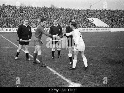 Fußball, Regionalliga West 1964/1965, Rot-Weiss Essen vs. Borussia Mönchengladbach 5:2, Stadion an der Hafenstraße in Essen, Schiedsrichter Bloemer aus Moers und Assistenten, Teamleiter Klaus Fetting (RWE, links) und Albert Jansen (MG) Stockfoto