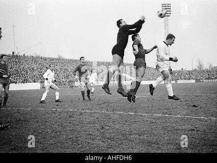 Fußball, Regionalliga West 1964/1965, Rot-Weiss Essen vs. Borussia Mönchengladbach 5:2, Stadion an der Hafenstraße in Essen, Szene des Spiels, v.l.n.r.: Heinz-Dieter Hasebrink (RWE), Rudolf Poeggeler (MG), Klaus Fetting (RWE), Keeper Hermann Ross Stockfoto