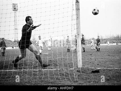 Fußball, Regionalliga West 1964/1965, Rot-Weiss Essen vs. Borussia Mönchengladbach 5:2, Stadion an der Hafenstraße in Essen, Szene des Spiels, Freistoß von Guenter Netzer (MG, 2.f.r.), ließ Keeper Hermann Ross (RWE) Stockfoto