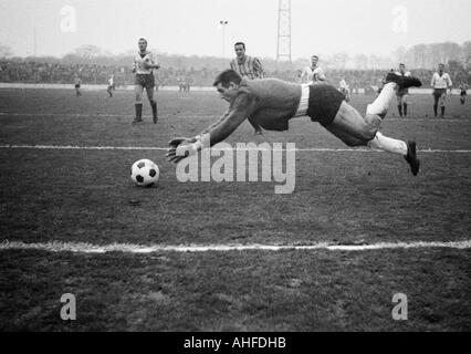 Fußball, Regionalliga West 1964/1965, Niederrhein-Stadion in Oberhausen, Rot-Weiss Oberhausen vs. Alemannia Aachen 2:1, Szene des Spiels, Torwart Helmut Traska (RWO) Stockfoto