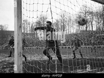 Fußball, Regionalliga West 1964/1965, Jahn-Stadion in Marl, TSV Marl-Hüls gegen Fortuna Düsseldorf 2:2, Szene des Spiels, Ziel, Düsseldorf, Torwart Torwart Manfred Gudasch (TSV) Chanceless rechts Rolf Pawellek (TSV) Stockfoto