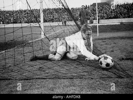 Fußball, DFB-Pokal, achte Finale, 1964/1965, Rot-Weiss Oberhausen vs. Alemannia Aachen 0:1, Niederrhein Stadion, Szene des Spiels, Siegestor von Hans Lipka (Aachen, außen), im net Lothar Kobluhn (RWO) Stockfoto