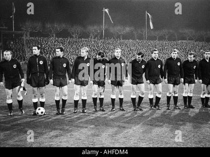 internationale Fußballspiel, 1965, Wedau-Stadion in Duisburg, Deutschland gegen FC Chelsea London 0:1, Team-Foto, geschossen von der deutschen Nationalmannschaft, v.l.n.r.: Uwe Seeler, Hans Tilkowski, Franz Beckenbauer, Heinz Strehl, Josef Piontek, Klaus Dieter Siel Stockfoto