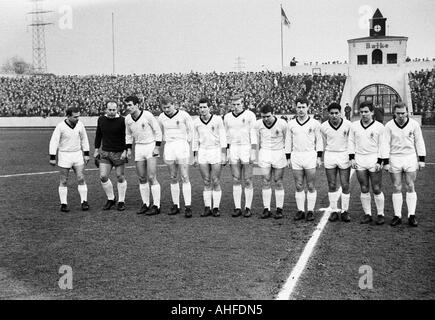 Fußball, Regionalliga West 1964/1965, Niederrhein-Stadion in Oberhausen, Rot-Weiss Oberhausen gegen Borussia Moenchengladbach 0:2, Team Foto, geschossen von Mönchengladbach, v.l.n.r.: Albert Jansen, Manfred Orzessek, Egon Milder, Walter Wimmer, Heinz Lo Stockfoto