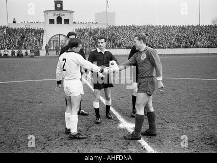 Fußball, Regionalliga West 1964/1965, Rot-Weiss Oberhausen gegen Borussia Moenchengladbach 0:2, Niederrhein-Stadion in Oberhausen, Schiedsrichter Buschhorn aus Wermelskirchen und Assistenten, Mannschaftsführer Albert Jansen (MG, links) und Karl-Heinz Feldkamp (RWO Stockfoto