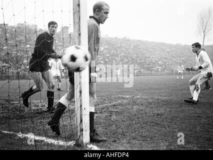 Fußball, Regionalliga West 1964/1965, Borussia Mönchengladbach gegen Preussen Münster 0:0, Boekelberg Stadion in Mönchengladbach, Szene des Spiels, v.l.n.r.: Keeper Dieter Feller (Münster), Dagmar Drewes (Münster), Jupp Heynckes (MG) Stockfoto