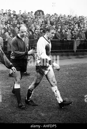 Fußball, Regionalliga West 1964/1965, Borussia Mönchengladbach gegen Preussen Münster 0:0, Boekelberg Stadion in Mönchengladbach, Fußballspieler, Heinz Rüdiger Voss (Münster), links rechts Günter Netzer (MG) Stockfoto