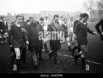 Fußball, Regionalliga West 1964/1965, STV Horst-Emscher vs. Arminia Bielefeld 1:0, Fuerstenberg Stadion in Gelsenkirchen, Fußball Spieler das Spielfeld verlassen, v.l.n.r.: Bernd Büchner (STV), Vorsitzender Malinowski (STV), Hans Uwe Goebel (STV), Werner Scherz Stockfoto