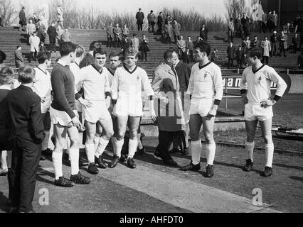 Fußball, Regionalliga West 1964/1965, Sportfreunde Hamborn 07 gegen Borussia Mönchengladbach 1:3, Stadion Im Holtkamp in Duisburg, Fußballspieler, v.l.n.r.: Heinz Lowin (MG), Keeper Rudolf Krätschmer (MG), Günter Netzer (MG), Herbert Laumen (MG), A Stockfoto