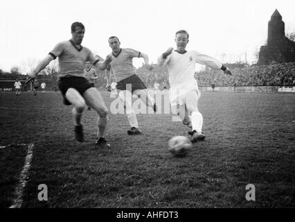 Fußball, Regionalliga West 1964/1965, Sportfreunde Hamborn 07 gegen Borussia Mönchengladbach 1:3, Stadion Im Holtkamp in Duisburg, Szene des Spiels, v.l.n.r.: Adolf Beeking (07), Klaus Kunkel (07), Bernd Rupp (MG) Stockfoto