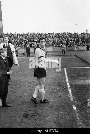 Fußball, Regionalliga West 1964/1965, Sportfreunde Hamborn 07 gegen Borussia Mönchengladbach 1:3, Stadion Im Holtkamp in Duisburg, Fußballspieler abgeschickt wurde, Erich Schiller (07) Stockfoto