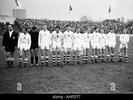 Fußball, internationale UEFA Klasse Jugendturnier 1965, Halbfinale, Deutsche Demokratische Republik gegen Tschechoslowakei 2:1, Niederrhein-Stadion in Oberhausen, Team-Foto, Schuss von der CSSR-team Stockfoto