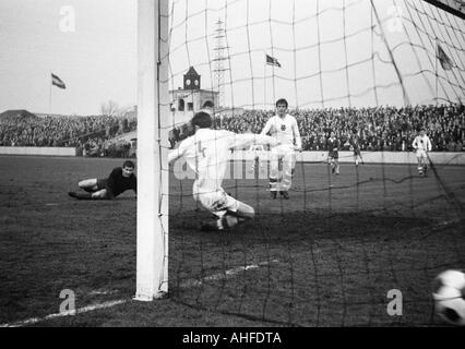 Fußball, internationale UEFA Klasse Jugendturnier 1965, Halbfinale, Deutsche Demokratische Republik gegen Tschechoslowakei 2:1, Niederrhein-Stadion in Oberhausen, Szene des Spiels, DDR-Ziel Stockfoto