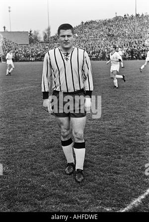 Fußball, Regionalliga West 1964/1965, Borussia Mönchengladbach gegen Alemannia Aachen 2:0, Boekelberg Stadion in Mönchengladbach, Fußballspieler, Christian Breuer (Aachen) Stockfoto