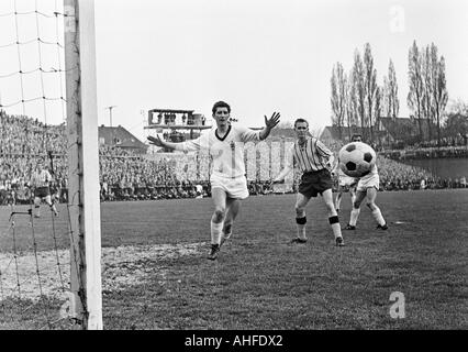 Fußball, Regionalliga West 1964/1965, Borussia Mönchengladbach gegen Alemannia Aachen 2:0, Boekelberg Stadion in Mönchengladbach, Szene des Spiels, v.l.n.r.: Heinz Lowin (MG), Franz Josef Nacken (Aachen), Albert Jansen (MG, bedeckt) Stockfoto