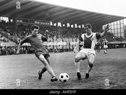 Fußball, Regionalliga West 1964/1965, Rot-Weiss Essen vs. Fortuna Düsseldorf 2:0, Stadion eine der Hafenstrasse in Essen, Szene des Spiels, Duell zwischen Herbert Weinberg (RWE, links) und Horst Haefner (Ddorf) Stockfoto