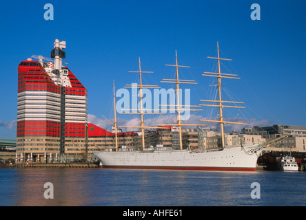 Ein Wahrzeichen von Göteborg Wolkenkratzer Lilla Bomen Businesscenter mit Büros und Bark Viking auf Liegeplatz Stockfoto