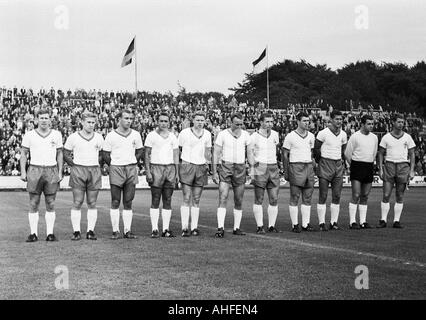 Fußball, Freundschaftsspiel, 1965, Stadion bin Uhlenkrug in Essen, ETB Schwarz Weiss Essen gegen Werder Bremen 1:3, Team-Foto, Aufnahme des Bremer Teams, v.l.n.r.: Gerhard Zebrowski, Diethelm Ferner, Horst Dieter Hoettges, Klaus Haenel, Heinz Steinmann, er Stockfoto